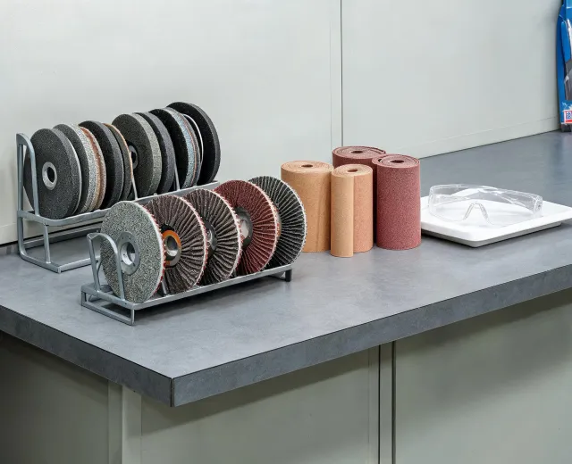 Abrasive selection bench