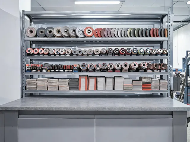 Distributor abrasive shelf support